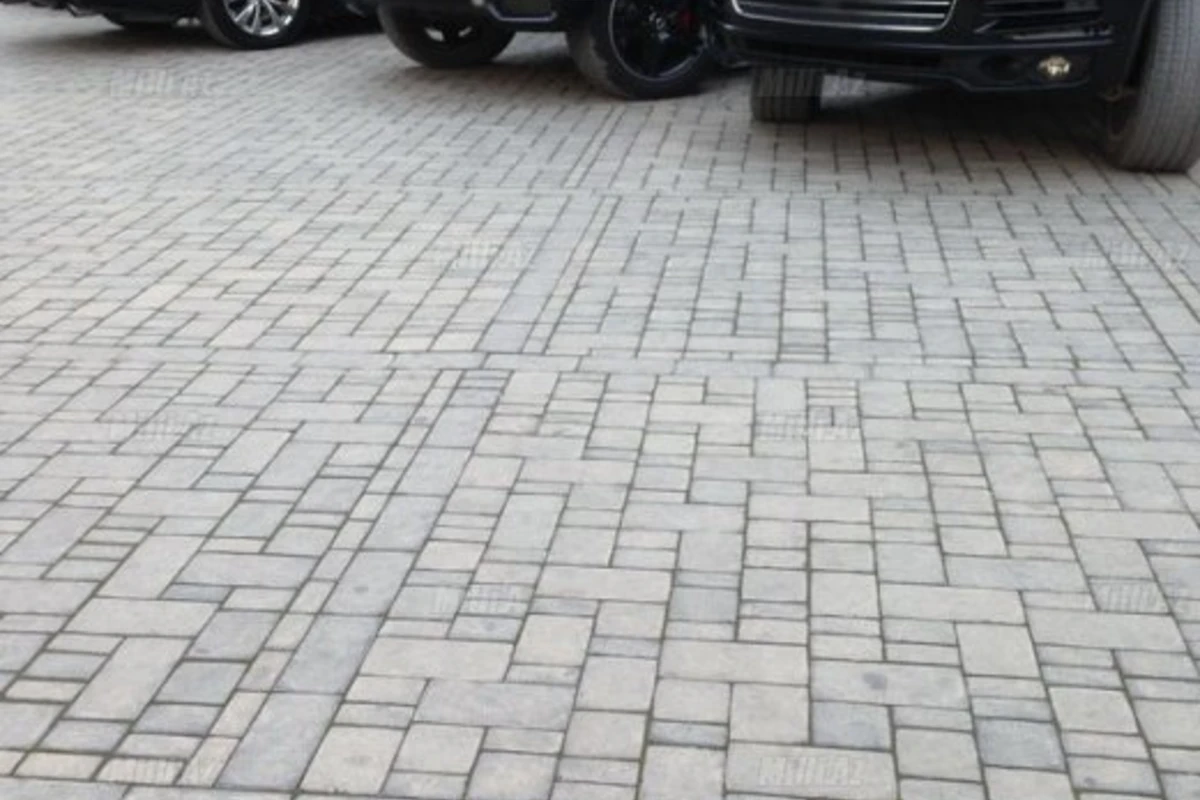 В Баку автомобили паркуют прямо на Площади Фонтанов