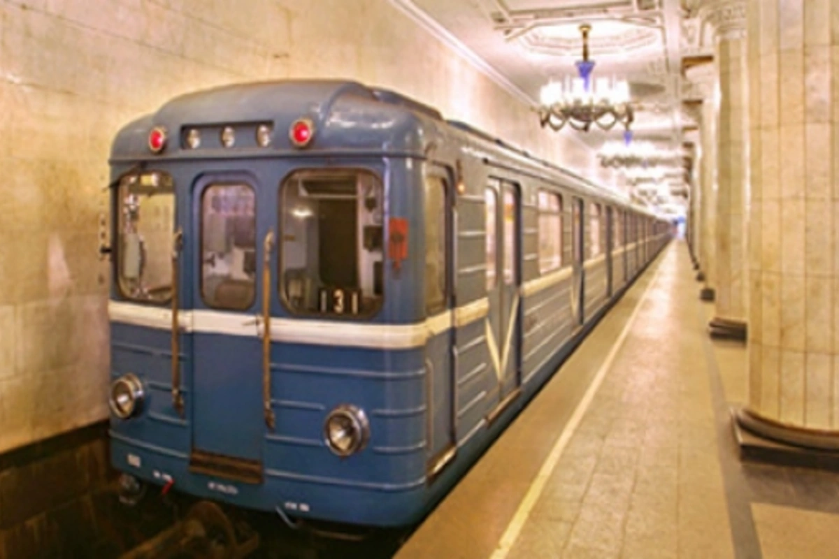 Bakı metrosunda dəhşət: oğlan qatarın altında qaldı