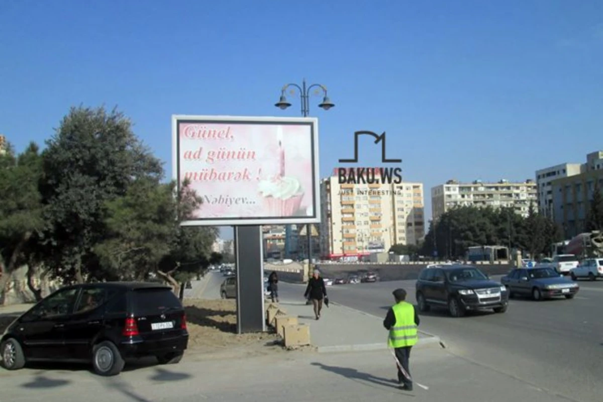 Бакинский романтик оригинально поздравил девушку