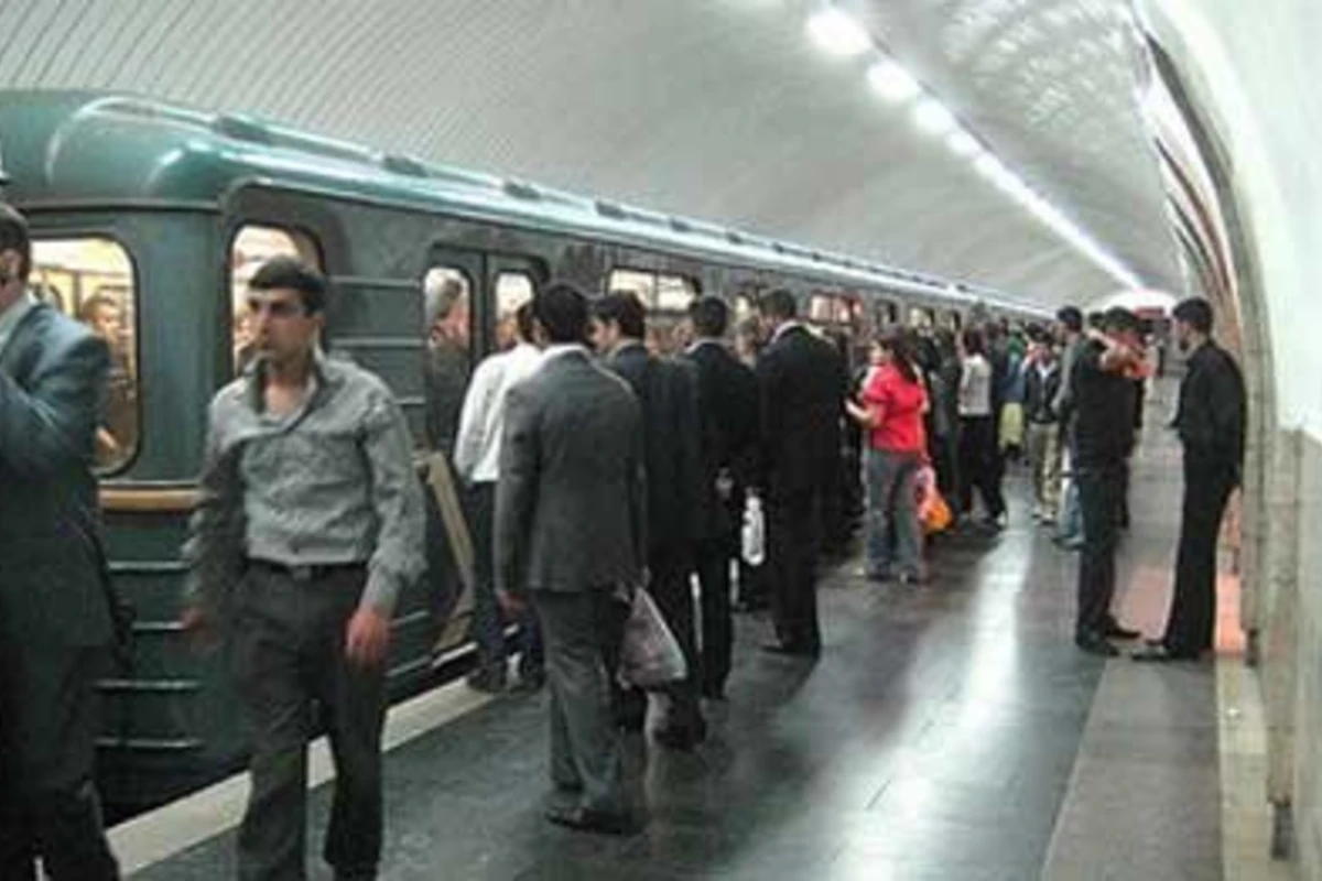 Установлена личность парня, упавшего на рельсы в Бакметрополитене