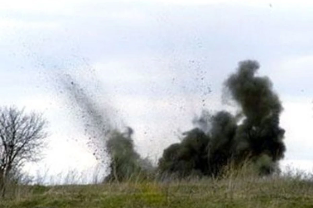 В Азербайджане военная машина подорвалась на мине В Азербайджане военная машина подорвалась на мине