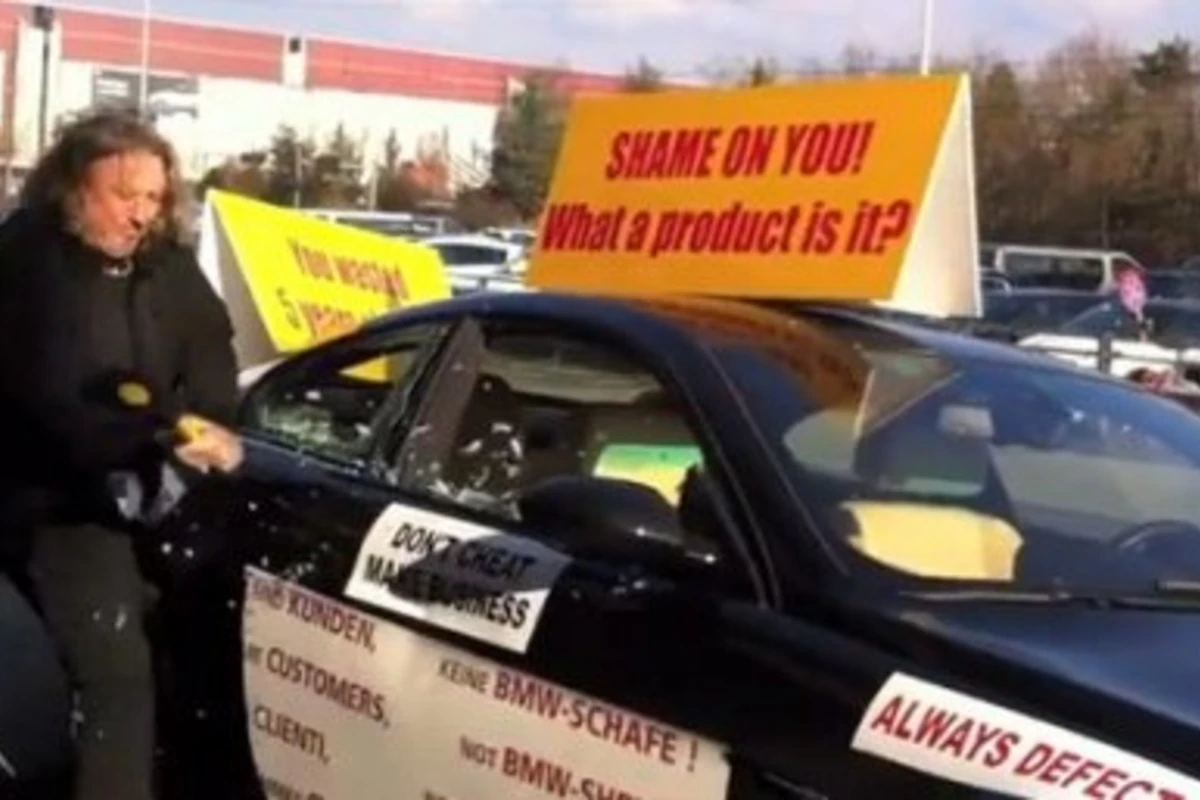 Владелец BMW М6 разбил свой автомобиль кувалдой (видео)