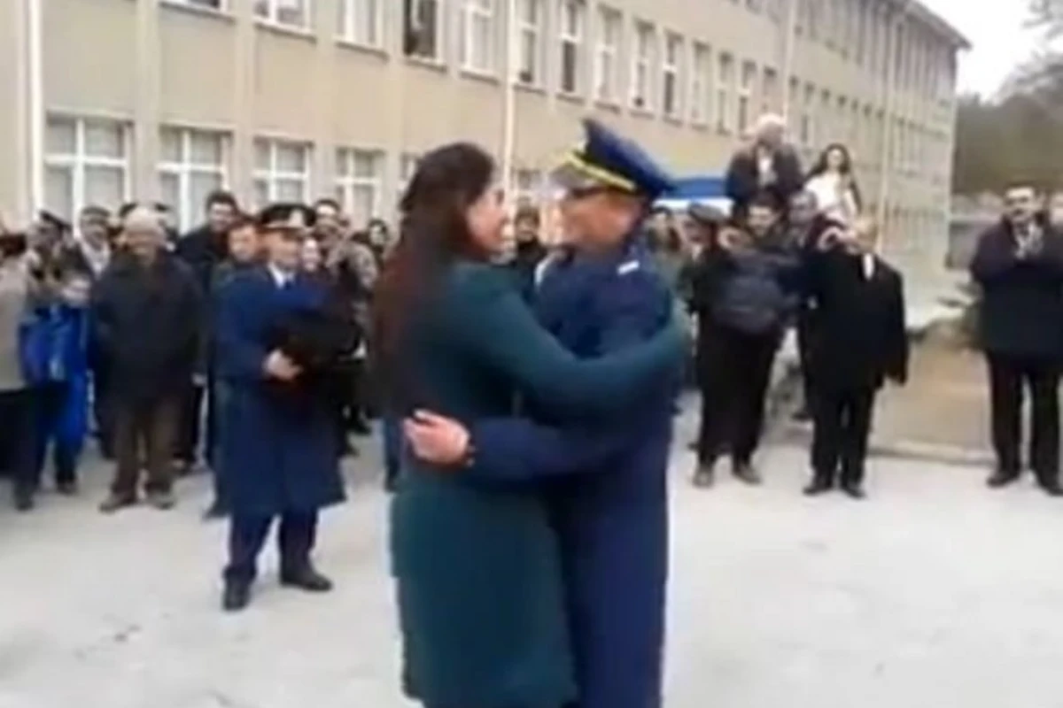В Турции офицер сделал необычное предложение руки и сердца (видео)