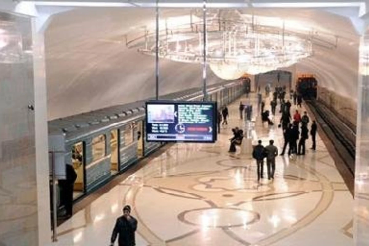 Сегодня в бакинском метро возникли сбои в движении поездов