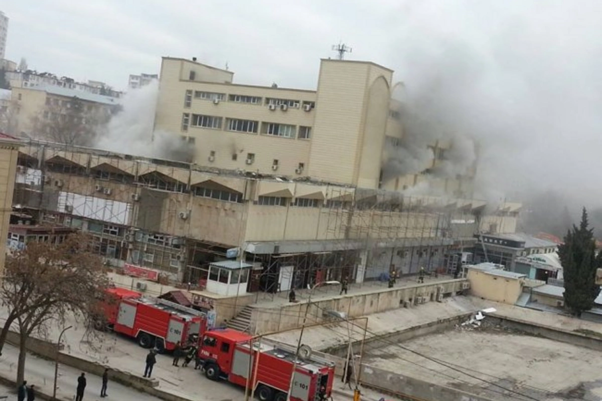 Bakıda “Moskva Univermağı” yanır Bakıda “Moskva Univermağı” yanır