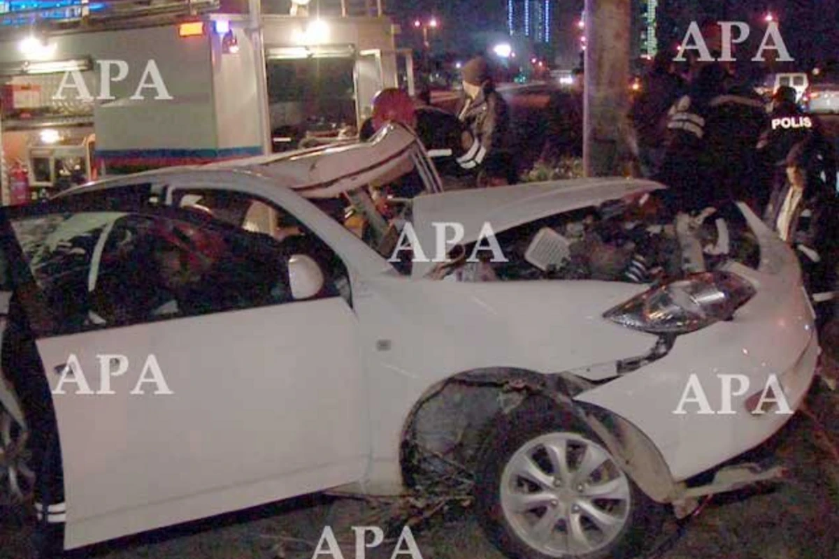В Баку автомобиль врезался в фонарный столб, есть пострадавшие