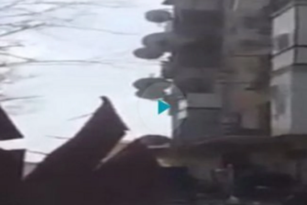 В Азербайджане ветер снес крышу здания (видео)