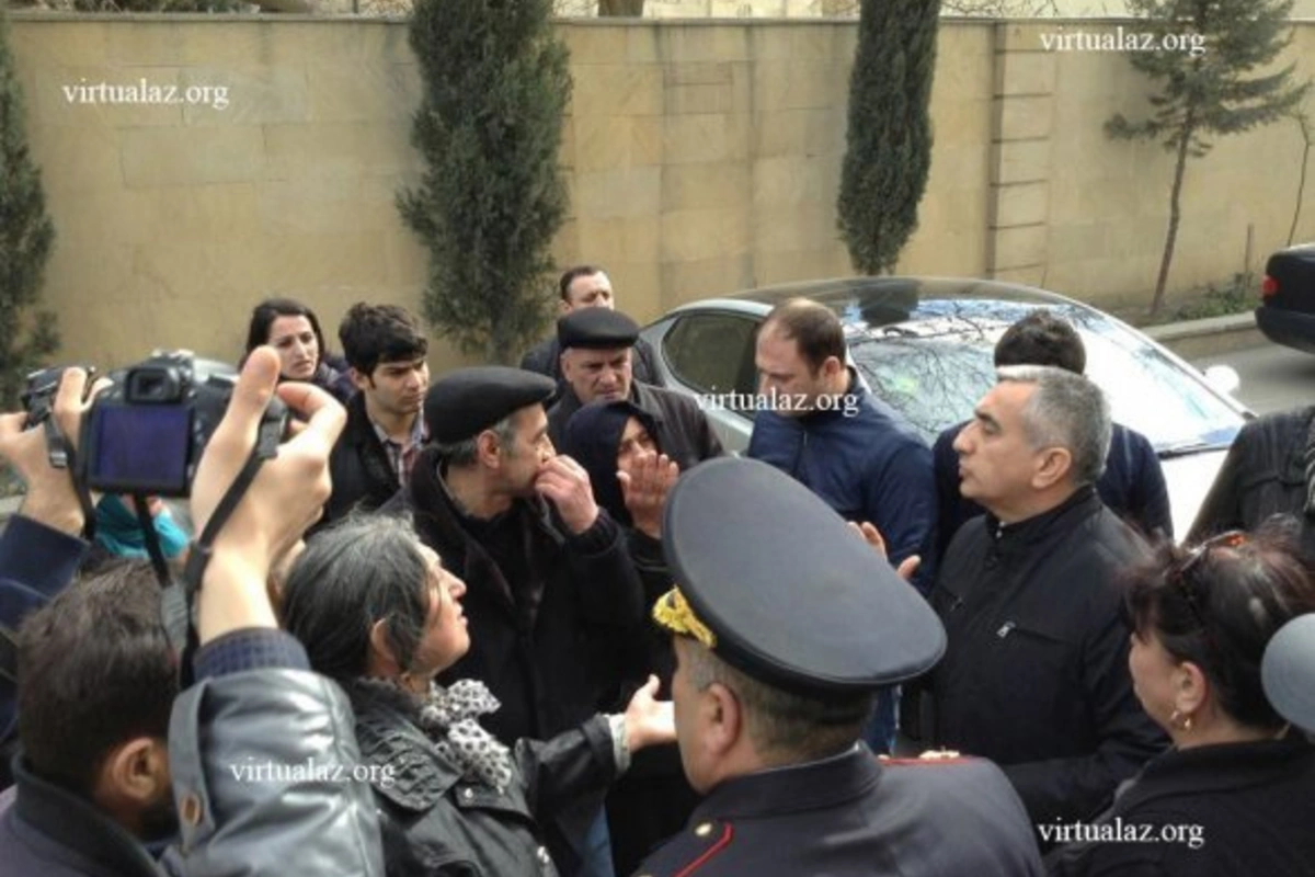В Баку у метро вновь проходит акция протеста