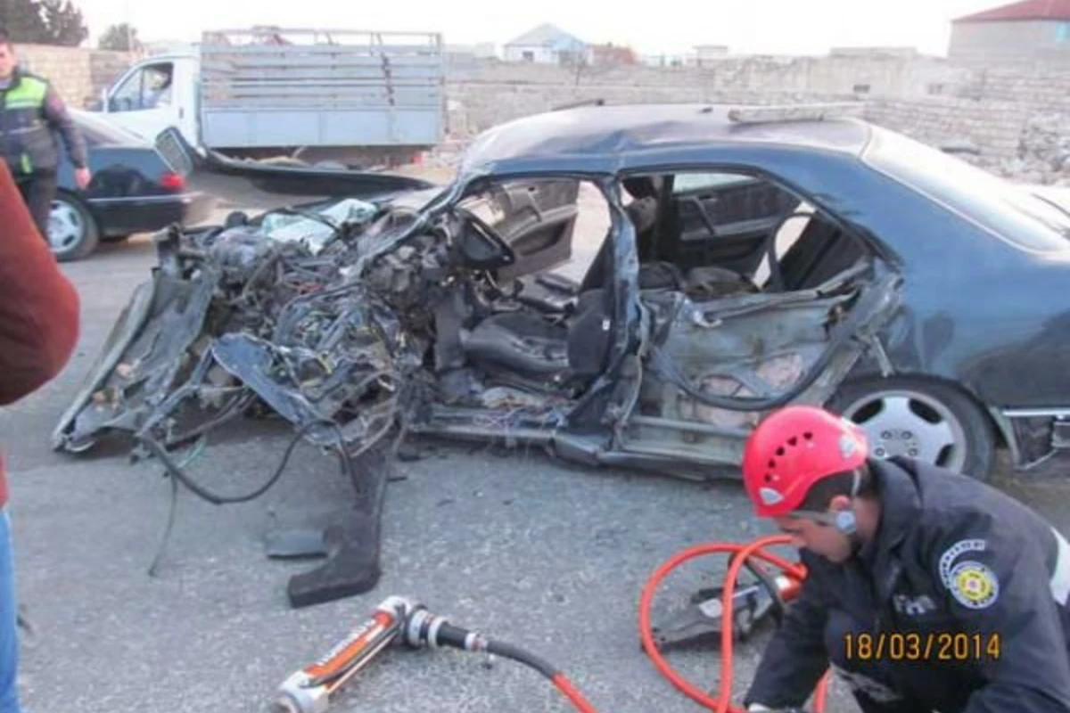 В Баку автобус врезался в Mercedes В Баку автобус врезался в Mercedes