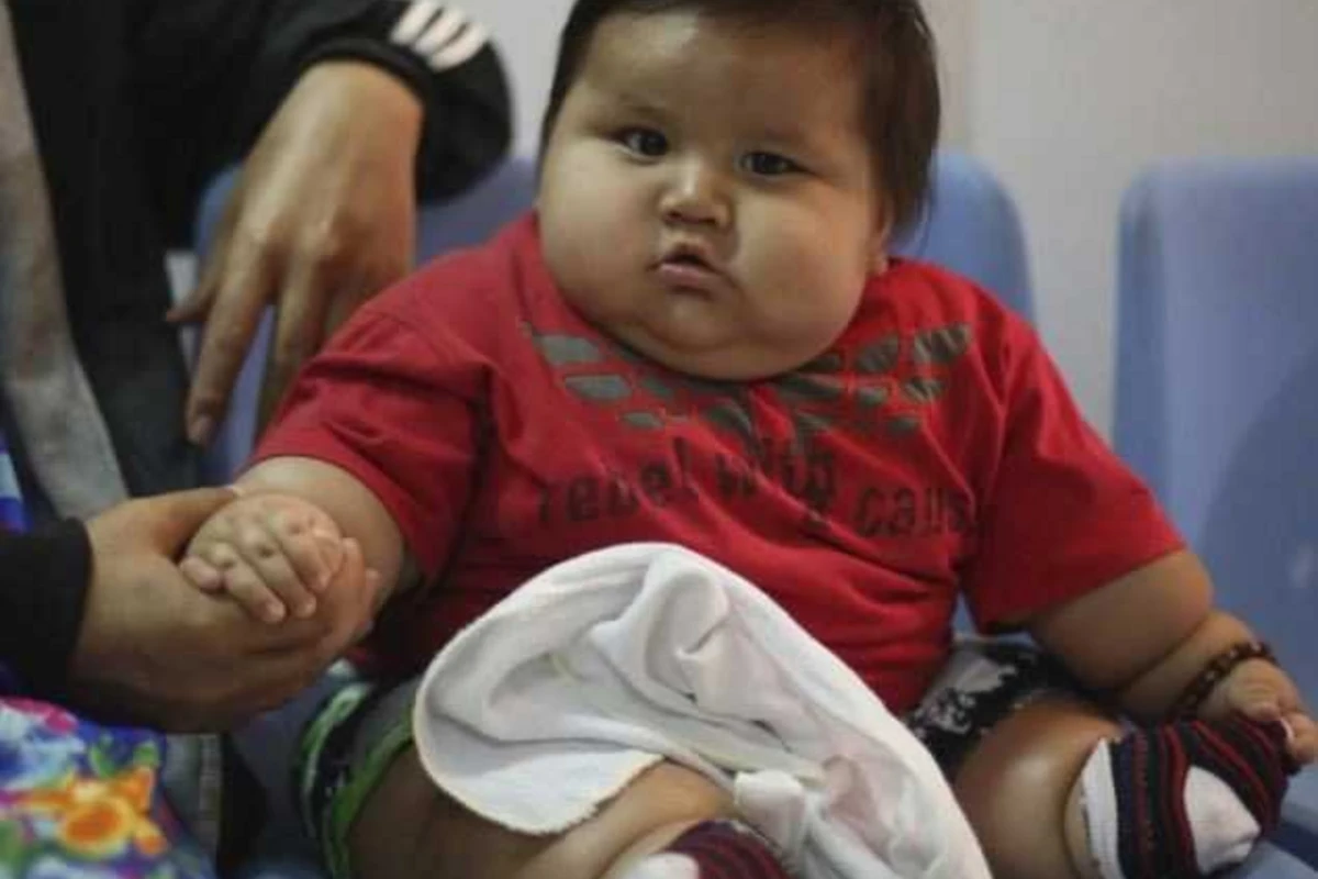 Мать раскормила своего 8-месячного сына до 20 килограммов