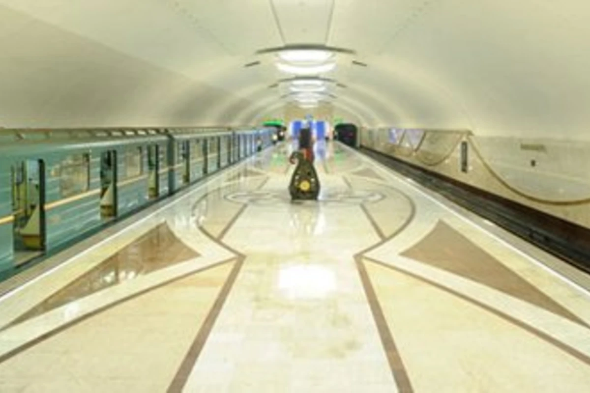 В бакинском метро уберут рекламные щиты и объявления