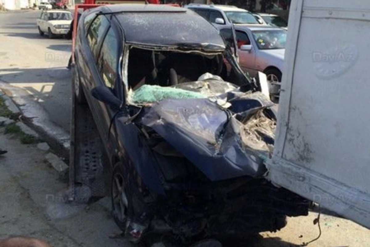 В Баку автомобиль врезался в грузовик фирмы ритуальных услуг