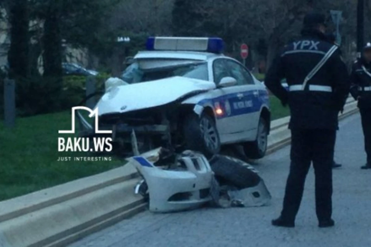 В Баку машина дорожной полиции попала в аварию