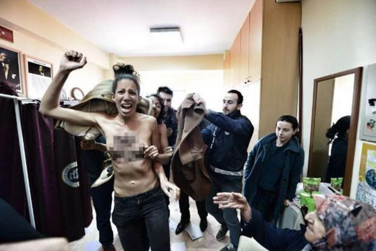 Femen indidə Türkiyədə soyundu
