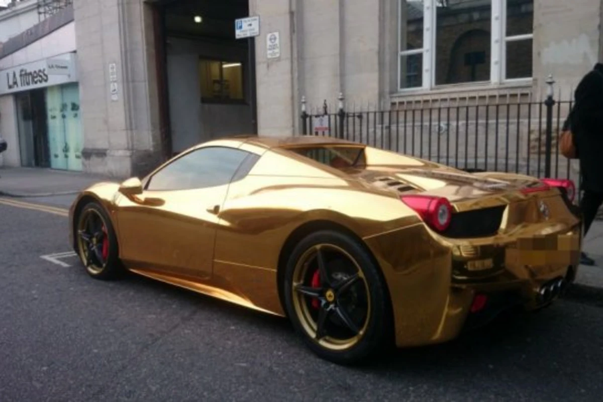 Чемпион мира по кикбоксингу на золотом Ferrari