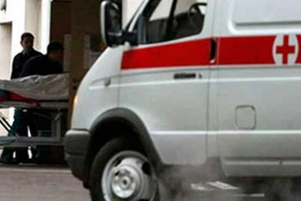 В Баку автомобиль сбил трех членов одной семьи, есть жертва В Баку автомобиль сбил трех членов одной семьи, есть жертва