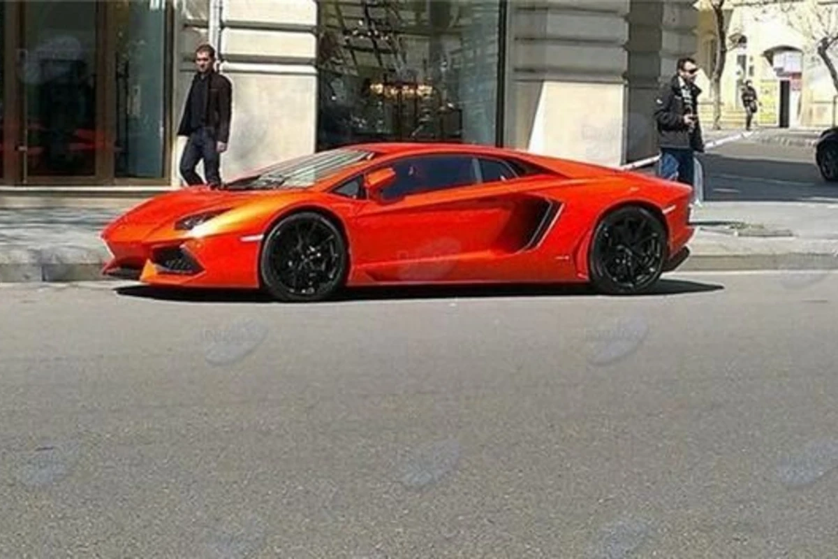 В Баку появился автомобиль марки «Lamborghini» за за миллион евро (видео)