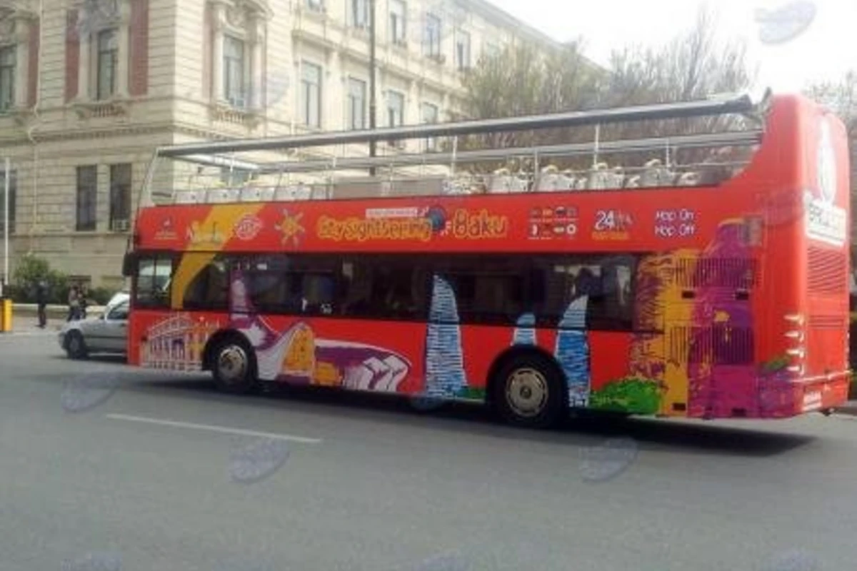 В Баку появились двухэтажные автобусы