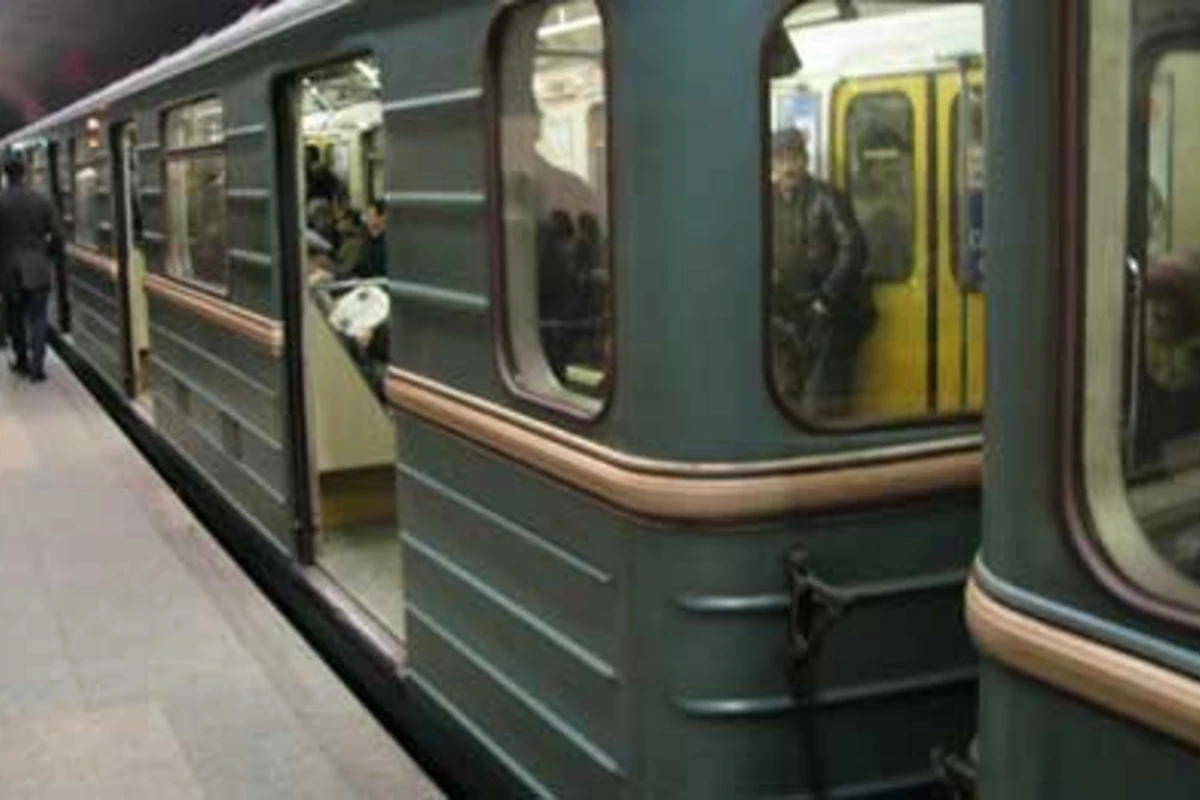 В бакинском метро образовалась давка