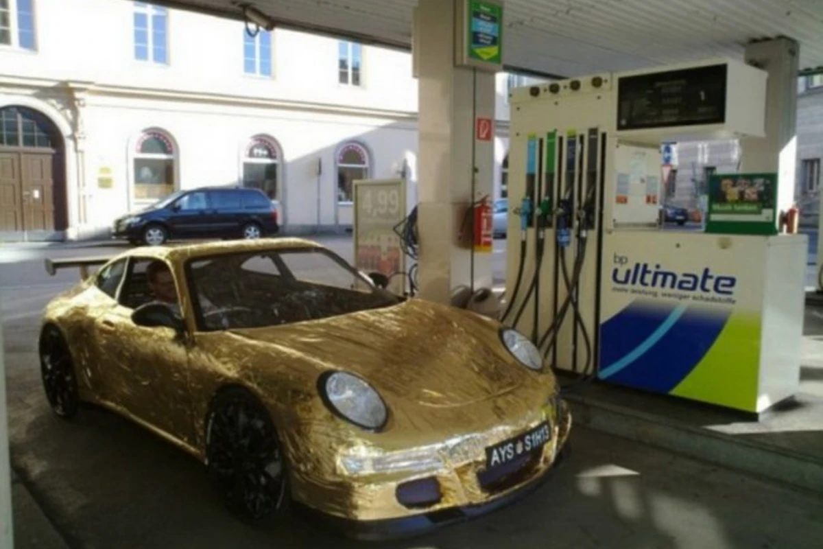 Мужчина собственноручно создал золотой Porsche