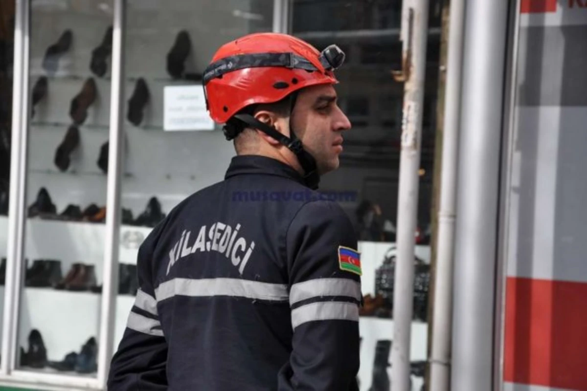 В Баку сотрудники МЧС спасли женщин в нетрезвом состоянии