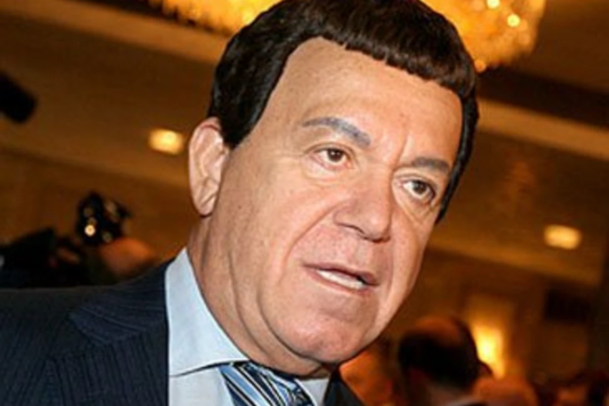 В Донецке раскрасили памятник Иосифу Кобзону