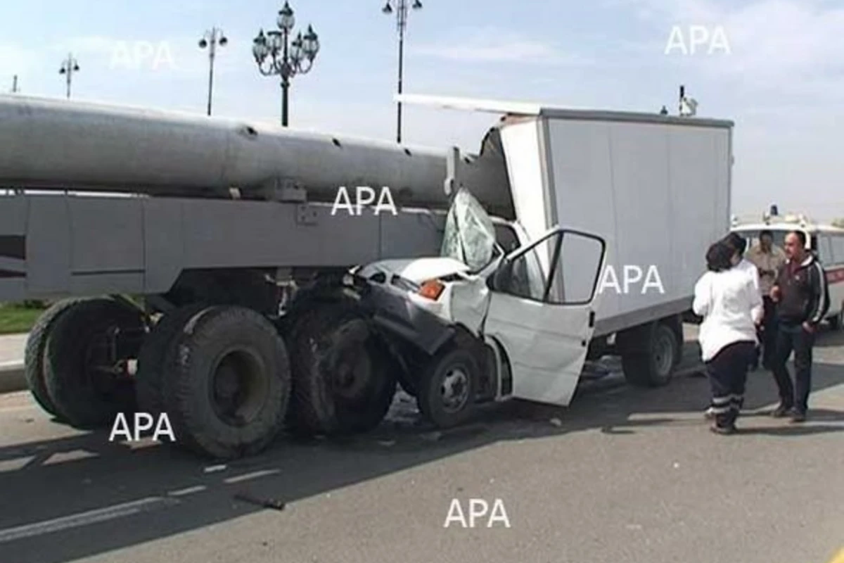 В Гяндже водитель выжил в страшной аварии
