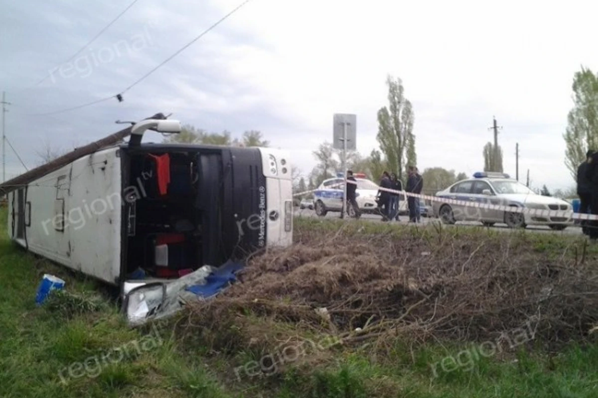 В Азербайджане перевернулся автобус с 45 пассажирами