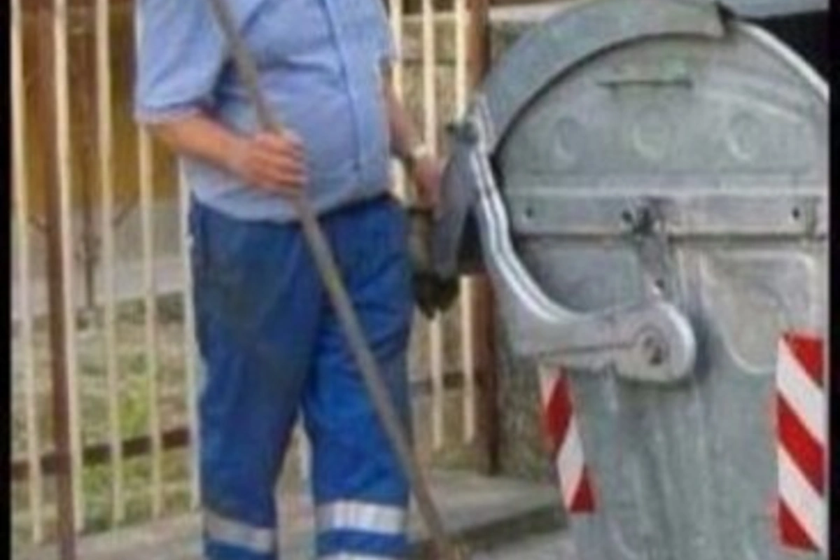 Берлускони подметает улицы Рима Берлускони подметает улицы Рима