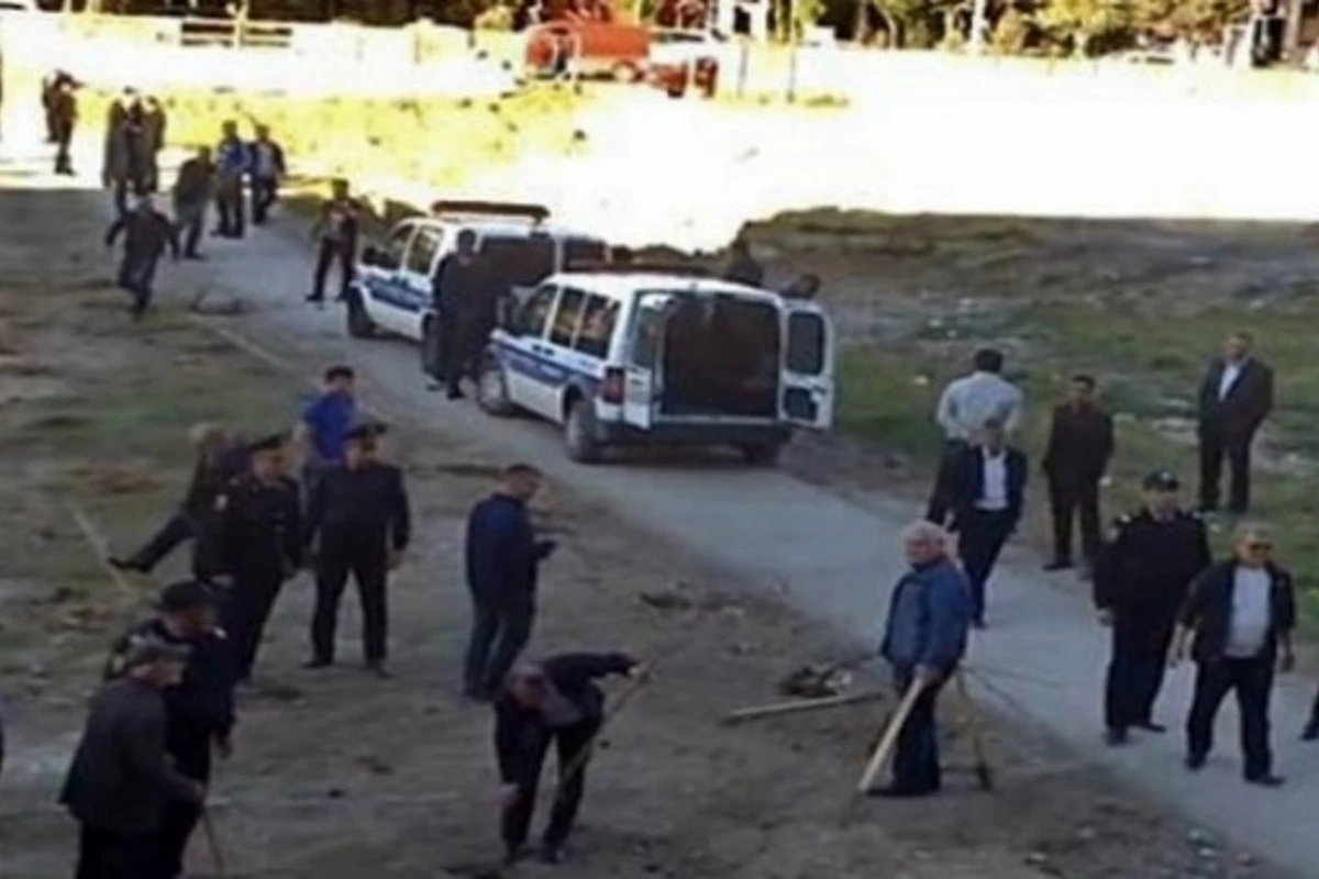 В Сумгайыте произошло противостояние жителей с полицией (видео)
