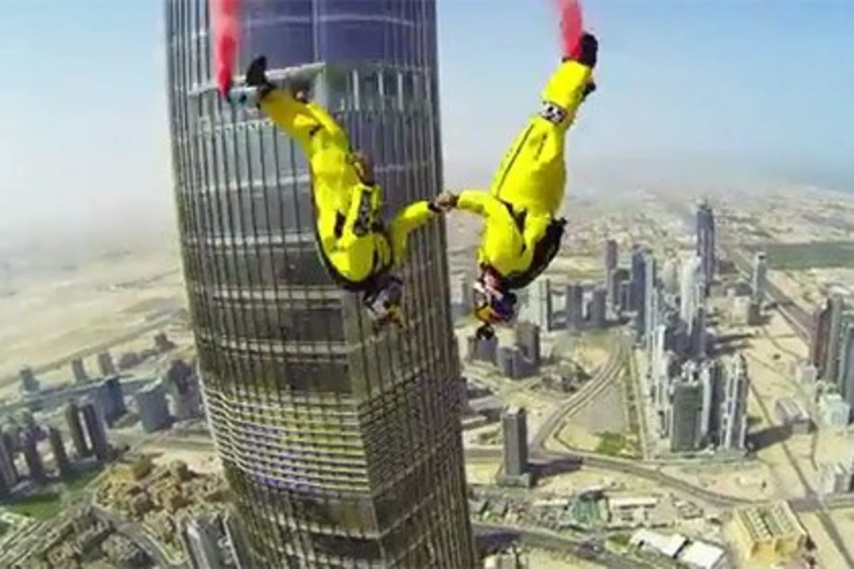 Бейсджамперы прыгнули с самого высокого здания в мире (видео)