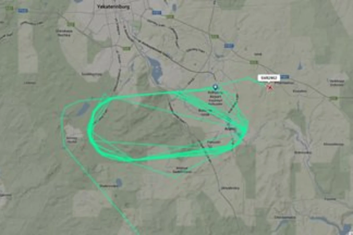 Самолет из Баку кружит над Екатеринбургом