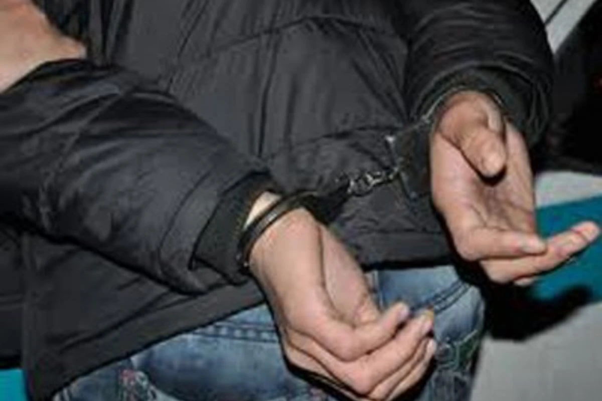 В Баку задержаны воры, обокравшие 10 автомобилей