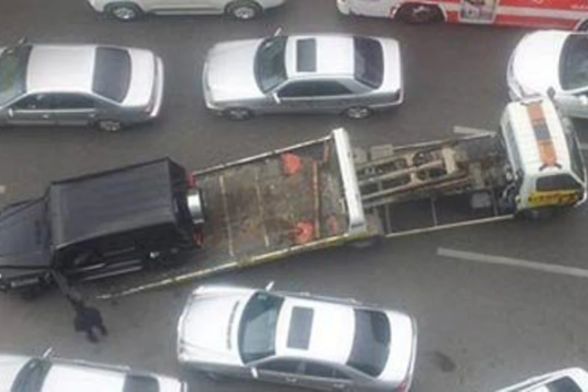 В Баку эвакуатор уронил Gelandewagen