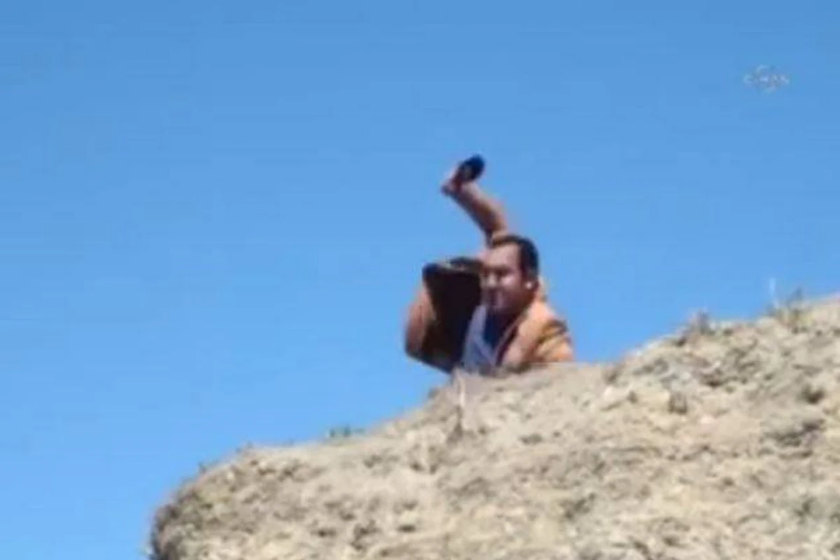 В Азербайджане репортер упал с обрыва (видео) В Азербайджане репортер упал с обрыва (видео)