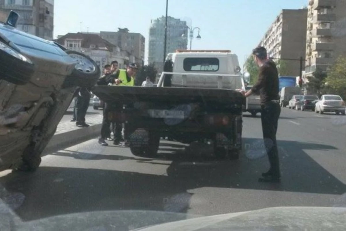 В Баку с эвакуатора упал еще один автомобиль