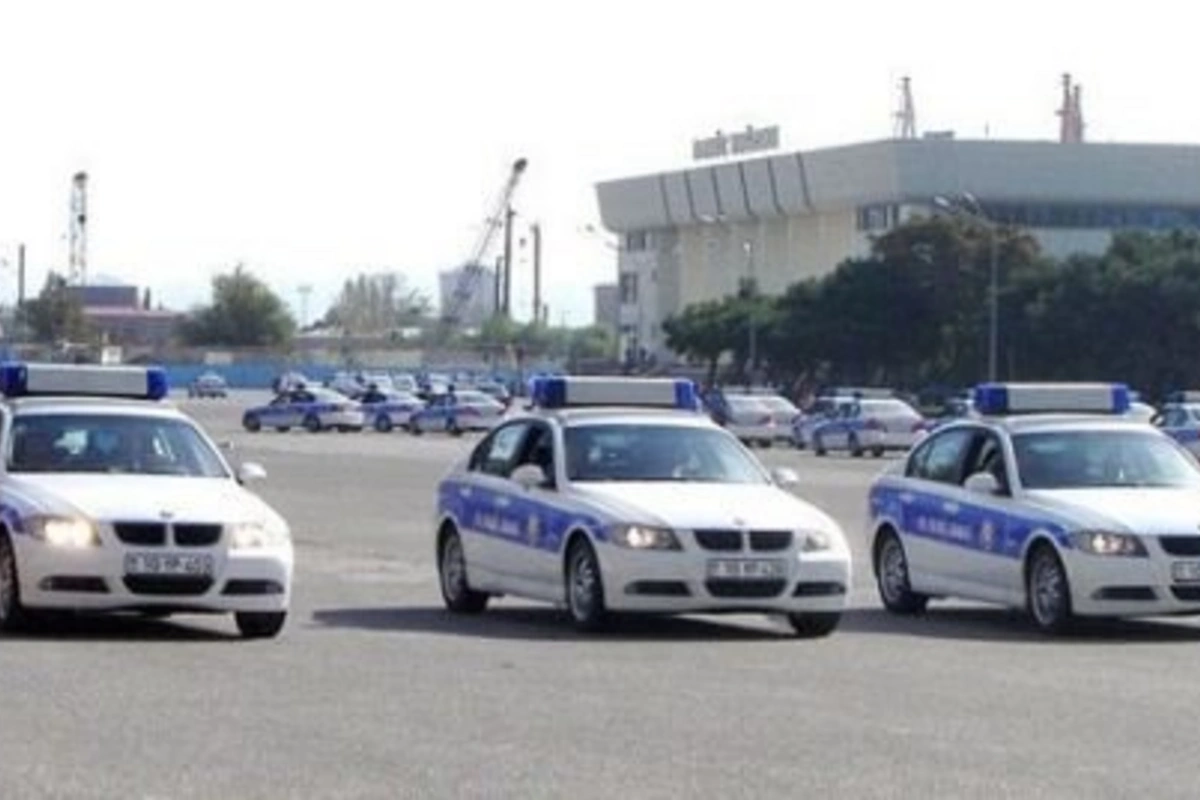 В Баку на некоторых дорогах ограничено движение транспорта