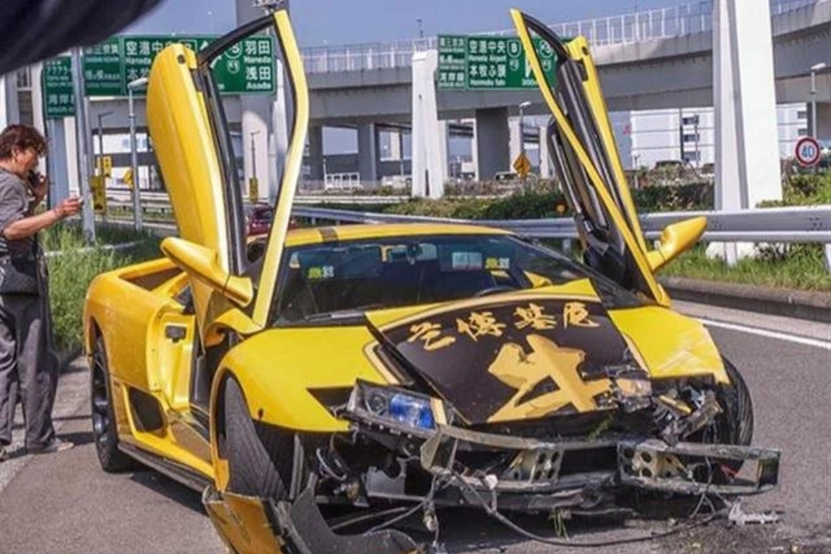 Японец разбил свой Lamborghini Diablo (видео)