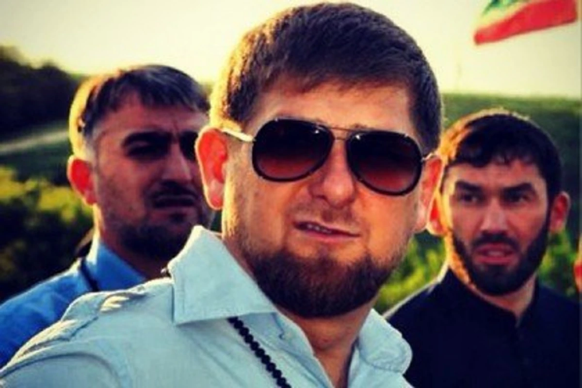 Рамзан Кадыров заставил министра чистить обувь (видео)