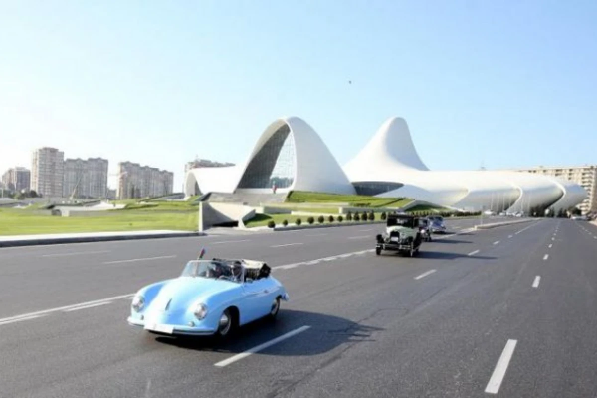 В Баку состоялся пробег классических автомобилей, посвященный дню рождения общенационального лидера Гейдара Алиева