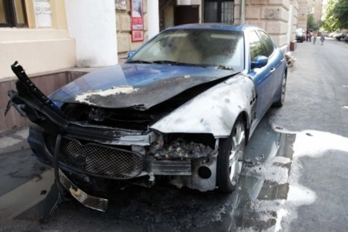 В центре Баку сгорел Maserati