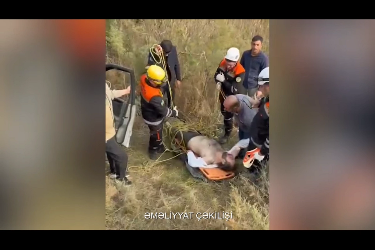 Bakıda qəzaya düşən maşın DƏRƏYƏ AŞDI - Sürücü xilas edildi