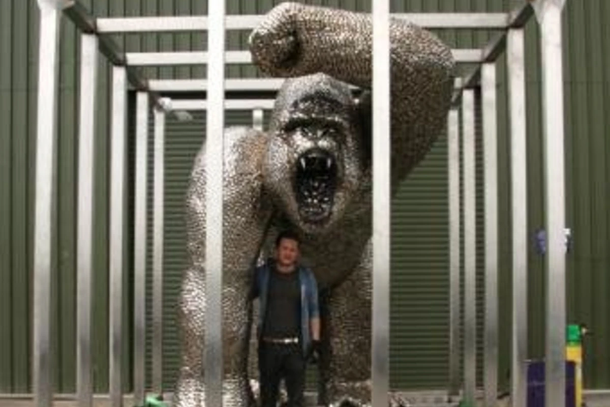 Скульптуру гориллы создали из 40 тысяч ложек Скульптуру гориллы создали из 40 тысяч ложек