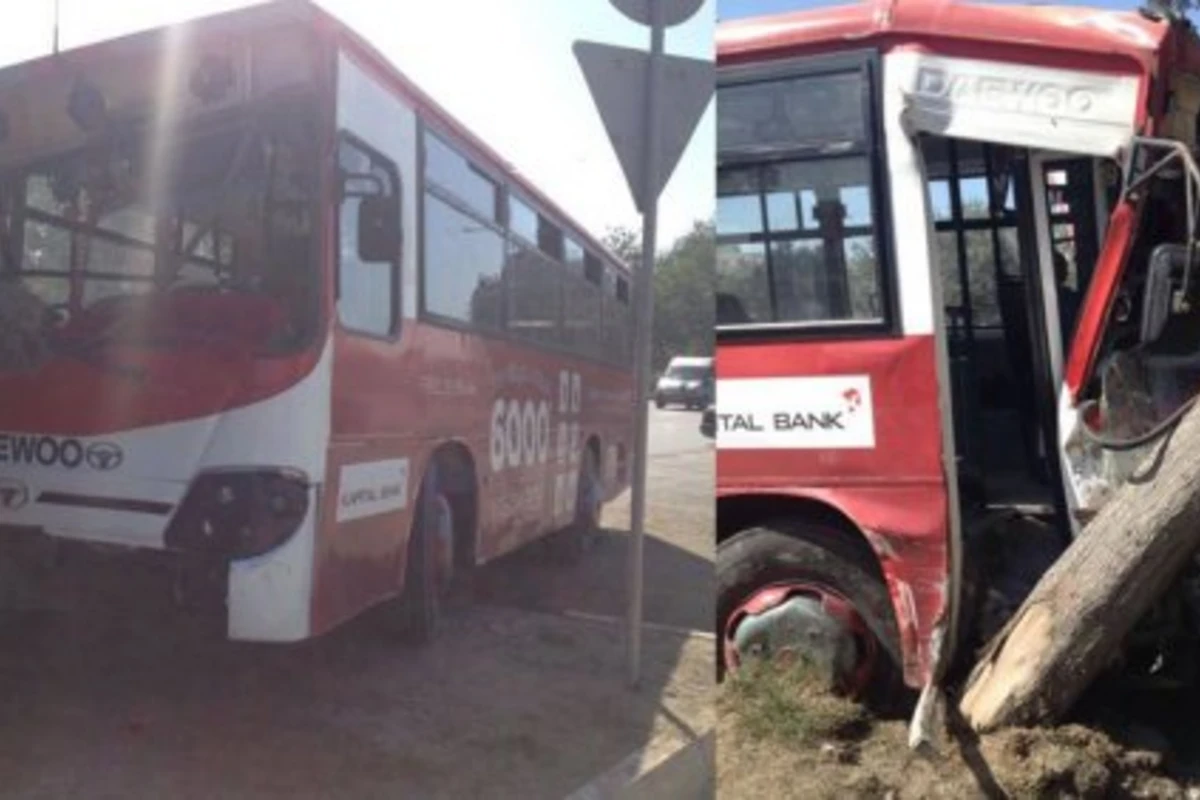 В Баку автобус попал в ДТП