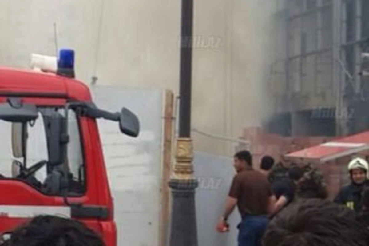 В Баку в новостройке произошел пожар