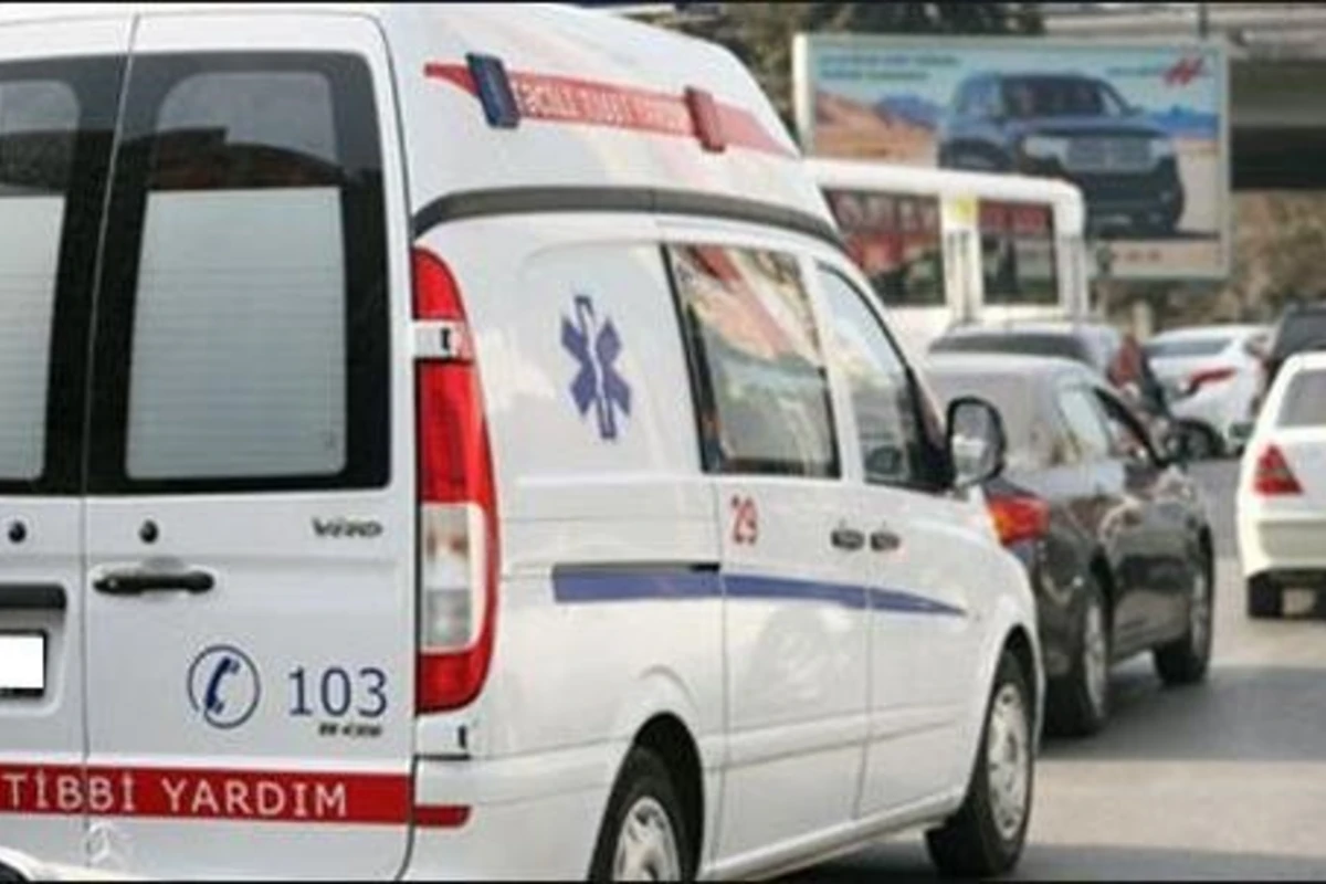 В Азербайджане в машине cкорой помощи перевозили холодильник
