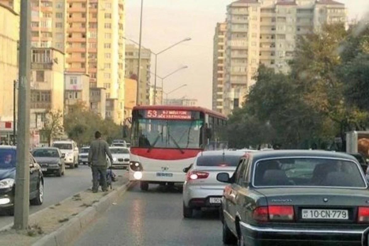 В Баку водители автобусов вновь устраивают беспредел на дорогах