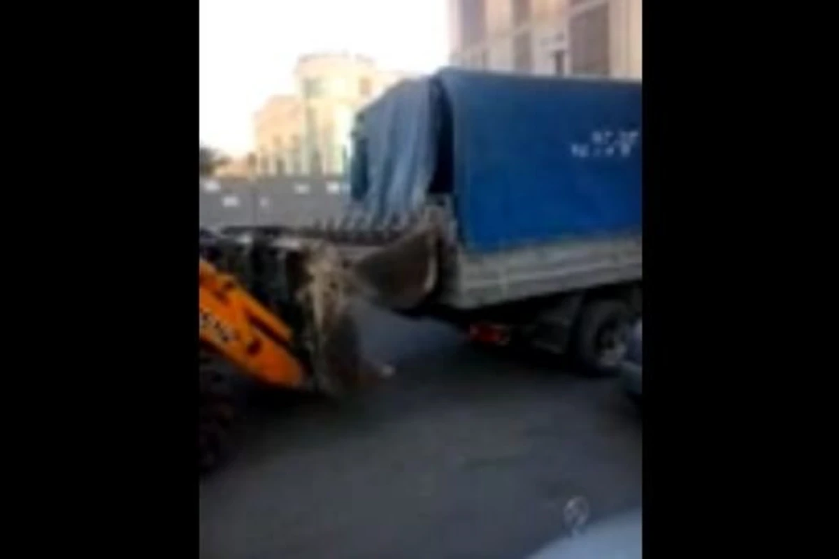 В Баку вместо эвакуатора использовали трактор (видео)