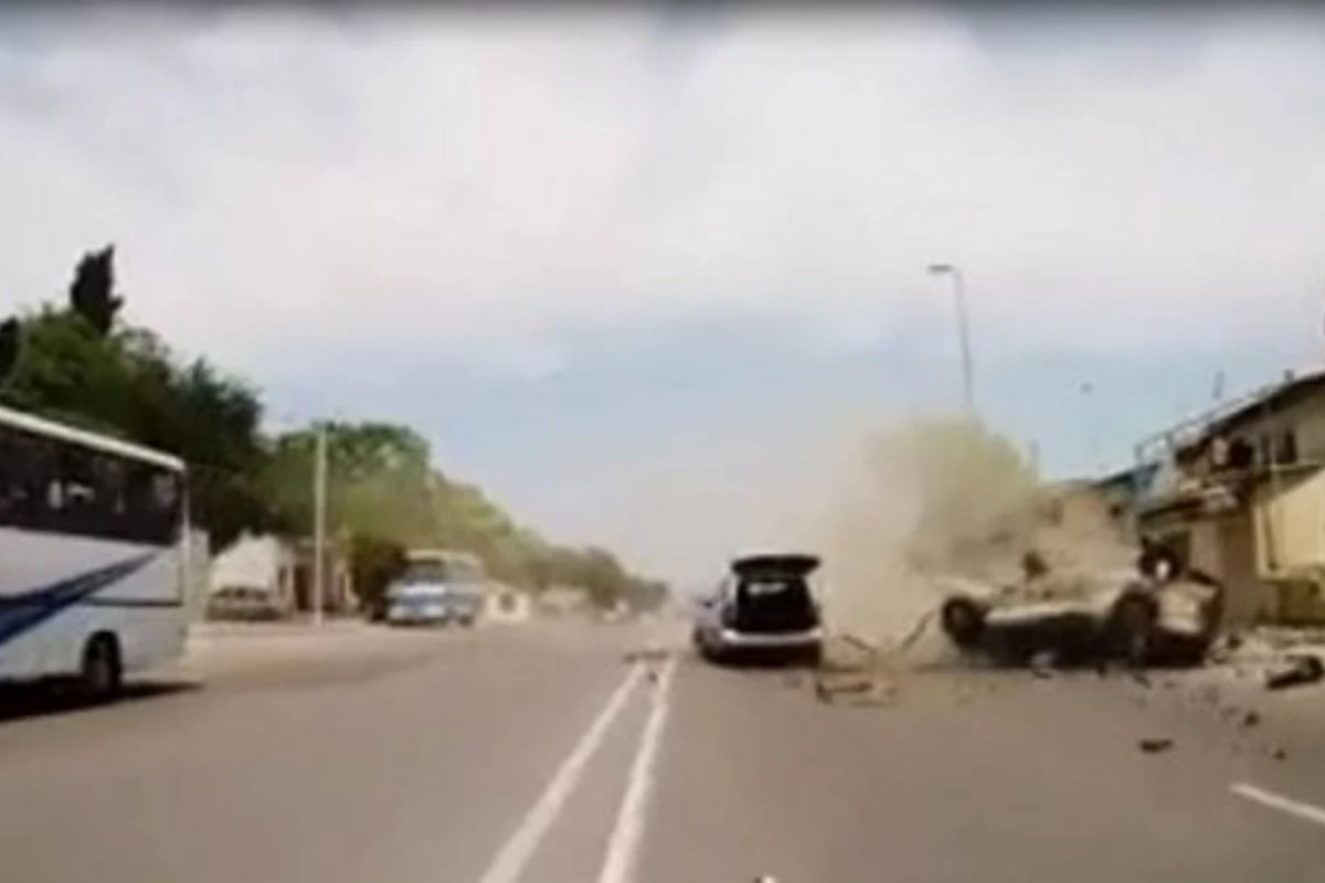 Появилось видео тяжелого ДТП в Баку (видео)