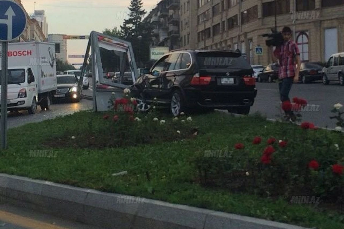 В Баку автомобиль врезался в рекламный щит